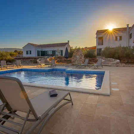 In Mit Privatem Pool By Interhome