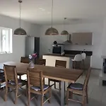 In Mit Privatem Pool By Interhome Сasa de vacaciones Pucisca